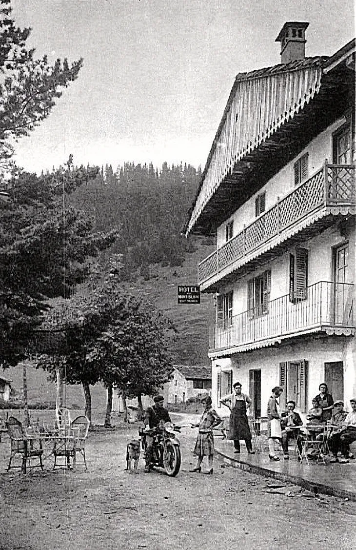 L’hôtel Mont Blanc et quelques habitants ou visiteurs devant