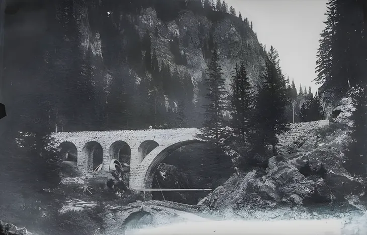 L’ancien pont Duret présent à l’endroit exact du barrage