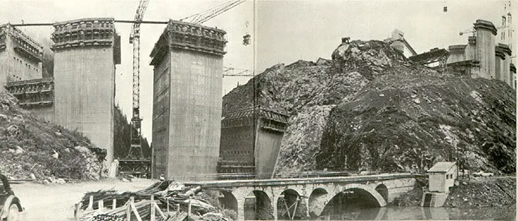 Vue de la construction côté lac et ancien pont Duret / Gorge des Tines