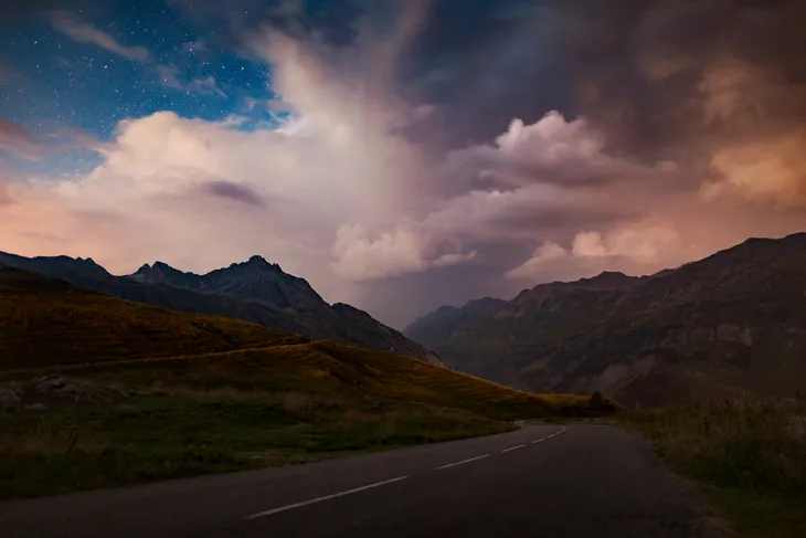 Nuit d’été sur la route du cormet